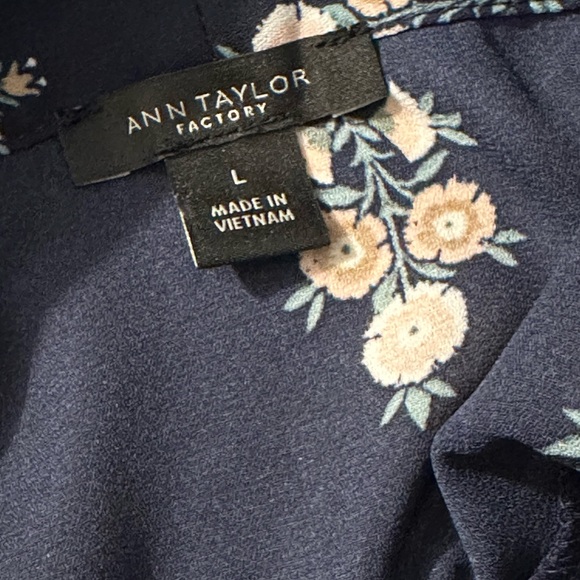 Ann Taylor L navy blue floral sleeveless blouse w neck tie - Picture 10 of 11